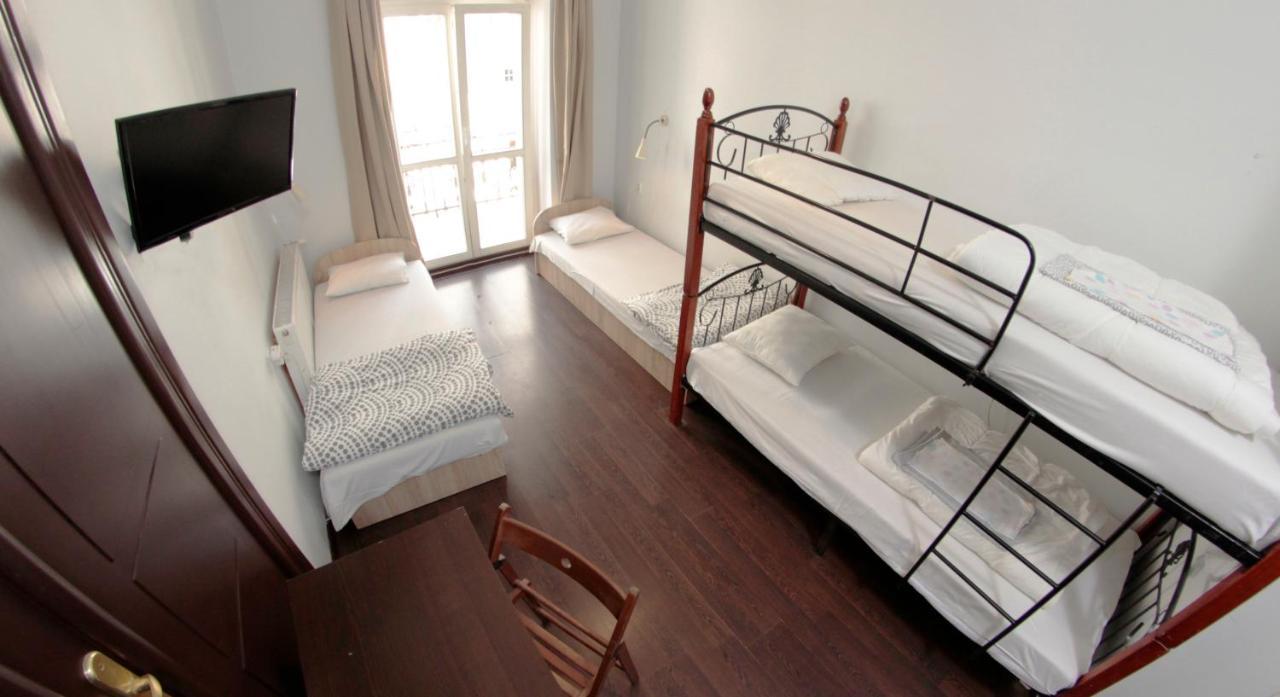 Pit Stop Hostel Познань Экстерьер фото
