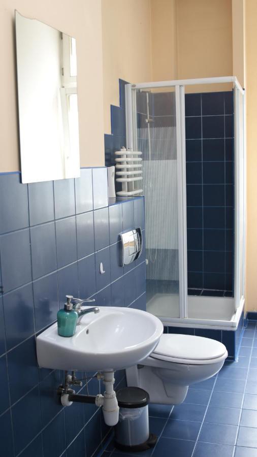 Pit Stop Hostel Познань Экстерьер фото